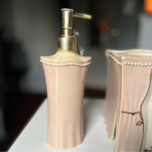 *SOLD* Vintage Chic Bathroom Decor - Set of 3 - Picture 2 of 8